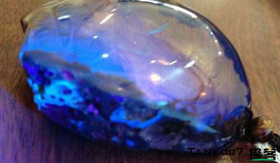 網上用紫光手電鑒定琥珀的帖子這么多，哪個是真假？