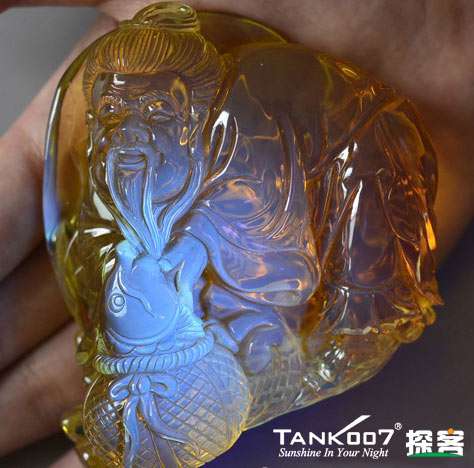 網上用紫光手電鑒定琥珀的帖子這么多，哪個是真假？