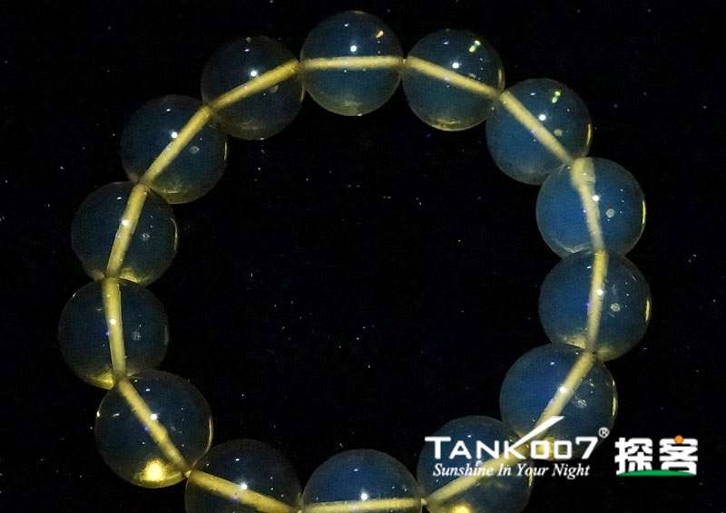 網上用紫光手電鑒定琥珀的帖子這么多，哪個是真假？