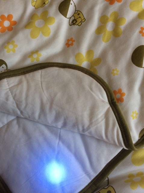 寶媽買(mǎi)了紫光手電,衣服上好多熒光劑,看的心慌害怕