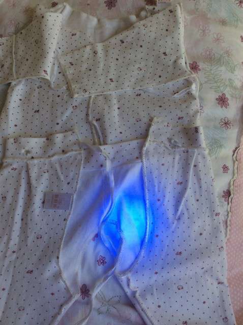 寶媽買(mǎi)了紫光手電,衣服上好多熒光劑,看的心慌害怕