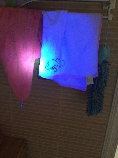 寶媽買(mǎi)了紫光手電,衣服上好多熒光劑,看的心慌害怕